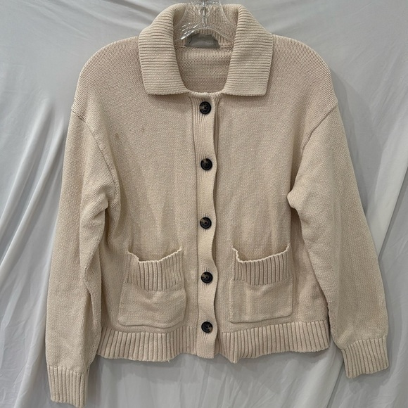 Everlane Sweaters - Everlane cream collar 2 pocket cardigan sweater flawed size medium